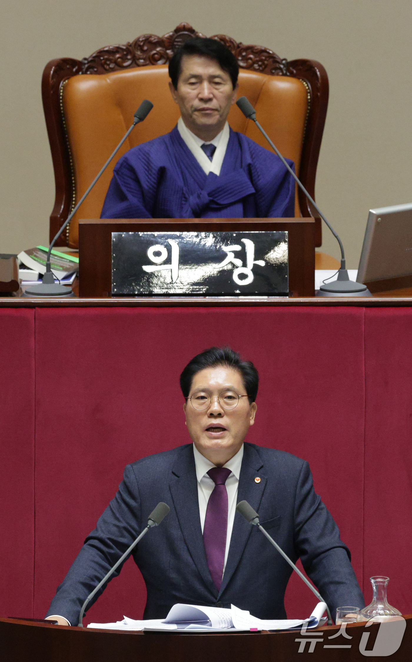 (서울=뉴스1) 신웅수 기자 = 송석준 국민의힘 의원이 12일 서울 여의도 국회에서 열린 제430회국회(임시회) 제1차 본회의에서 형사소송법 일부개정법률안(대안)에 대한 무제한 토 …