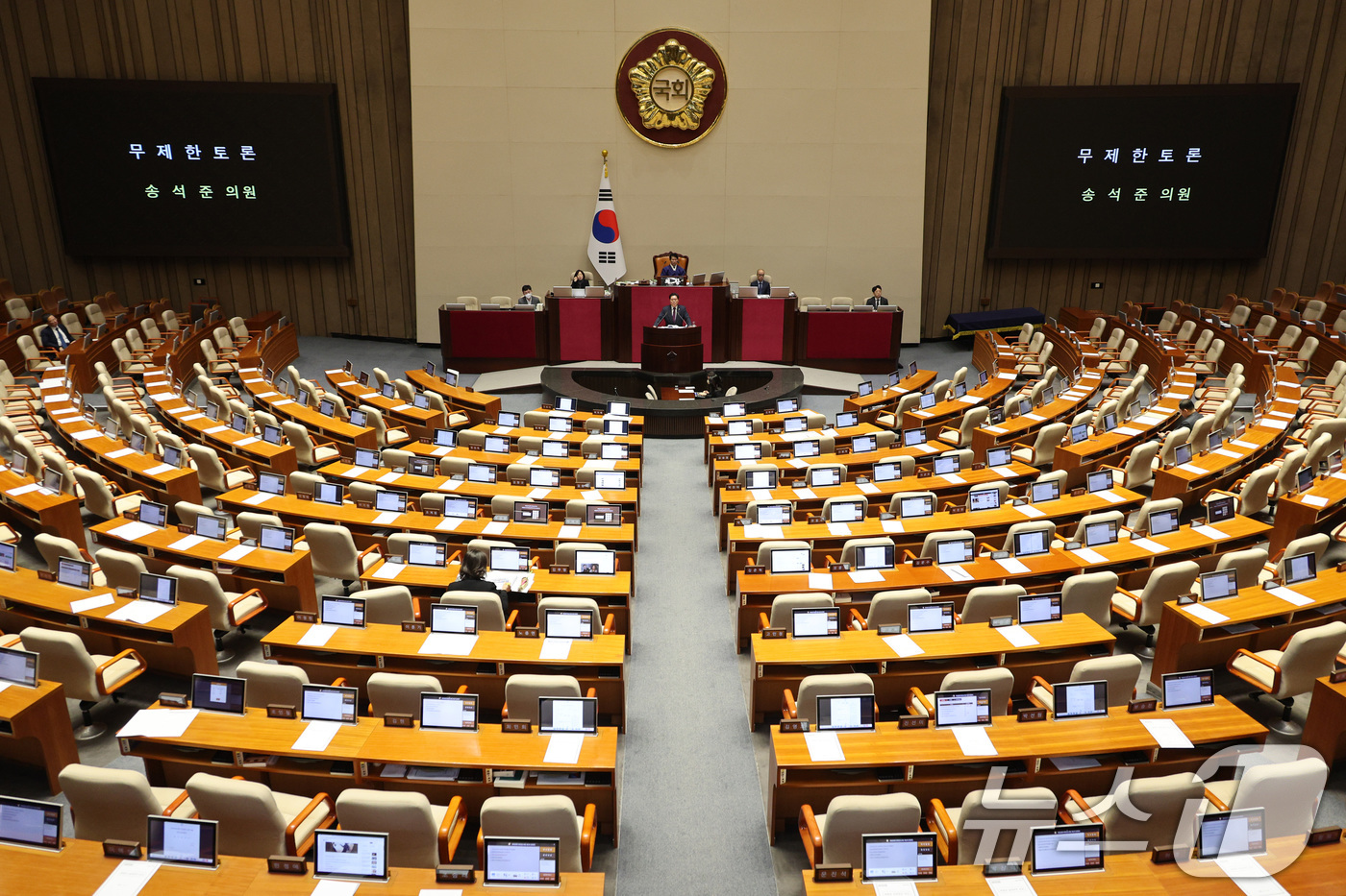 (서울=뉴스1) 신웅수 기자 = 송석준 국민의힘 의원이 12일 서울 여의도 국회에서 열린 제430회국회(임시회) 제1차 본회의에서 형사소송법 일부개정법률안(대안)에 대한 무제한 토 …