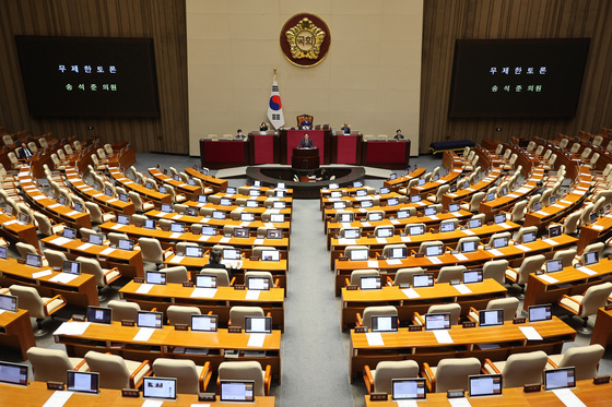 '가산금리 비용전가 금지' 은행법 개정에…野 다시 필버