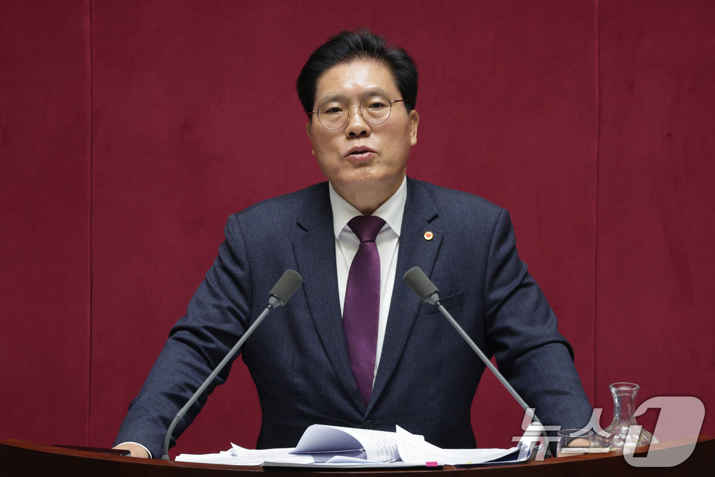 (서울=뉴스1) 신웅수 기자 = 송석준 국민의힘 의원이 12일 서울 여의도 국회에서 열린 제430회국회(임시회) 제1차 본회의에서 형사소송법 일부개정법률안(대안)에 대한 무제한 토 …