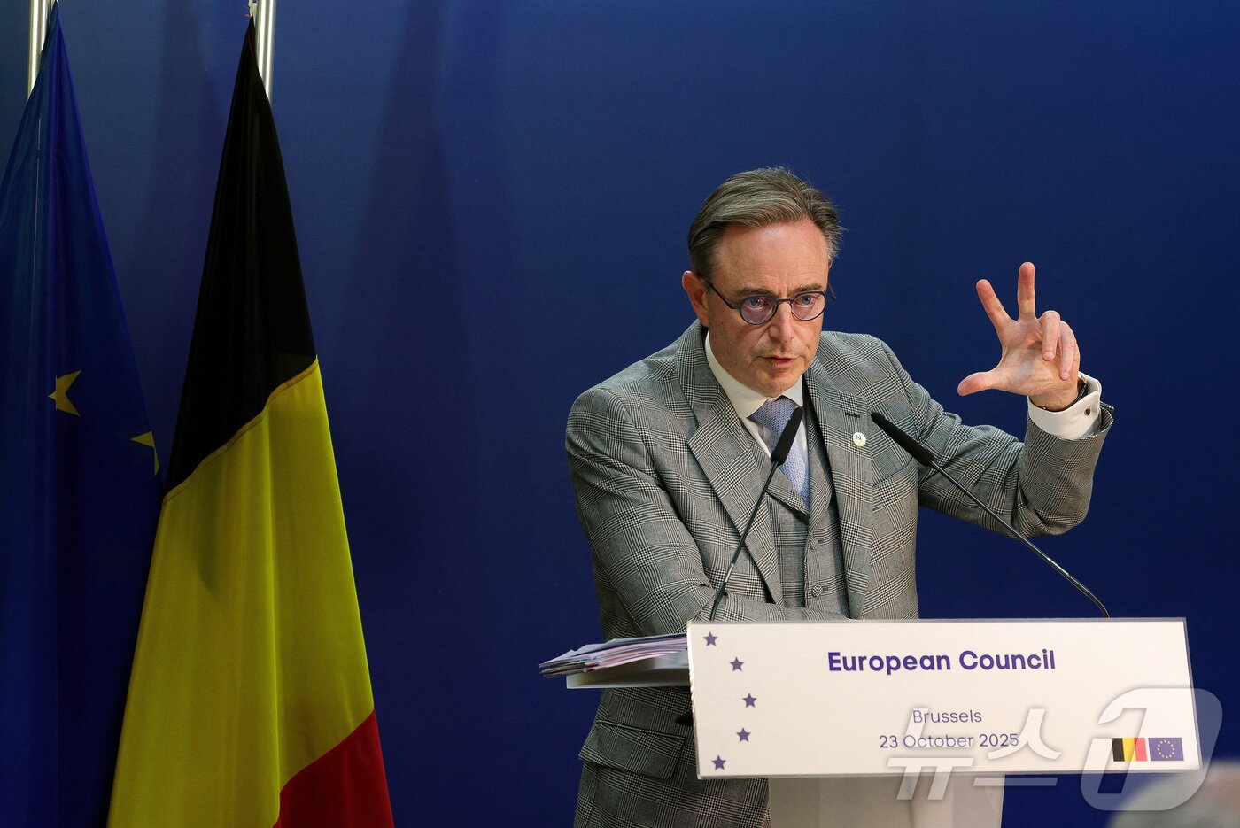 본문 이미지 - 바르트 드 베버 벨기에 총리가 지난 10월 23일 벨기에 브뤼셀 유럽연합 본부에서 열린 EU 정상회의가 끝나고 기자회견을 하고 있다. 2025.10.23 ⓒ 로이터=뉴스1 ⓒ News1 강민경 기자