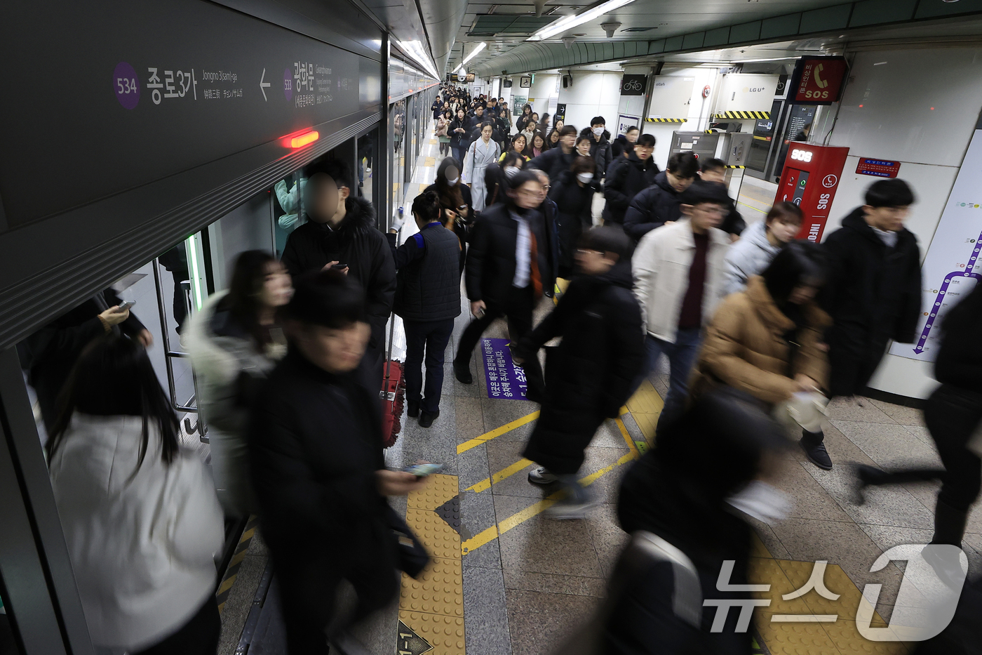 (서울=뉴스1) 박정호 기자 = 서울 지하철 1~8호선을 운영하는 서울교통공사 노사의 임금·단체협약(임단협) 협상이 극적 타결된 12일 오전 서울 지하철 5호선 광화문역에 도착한 …