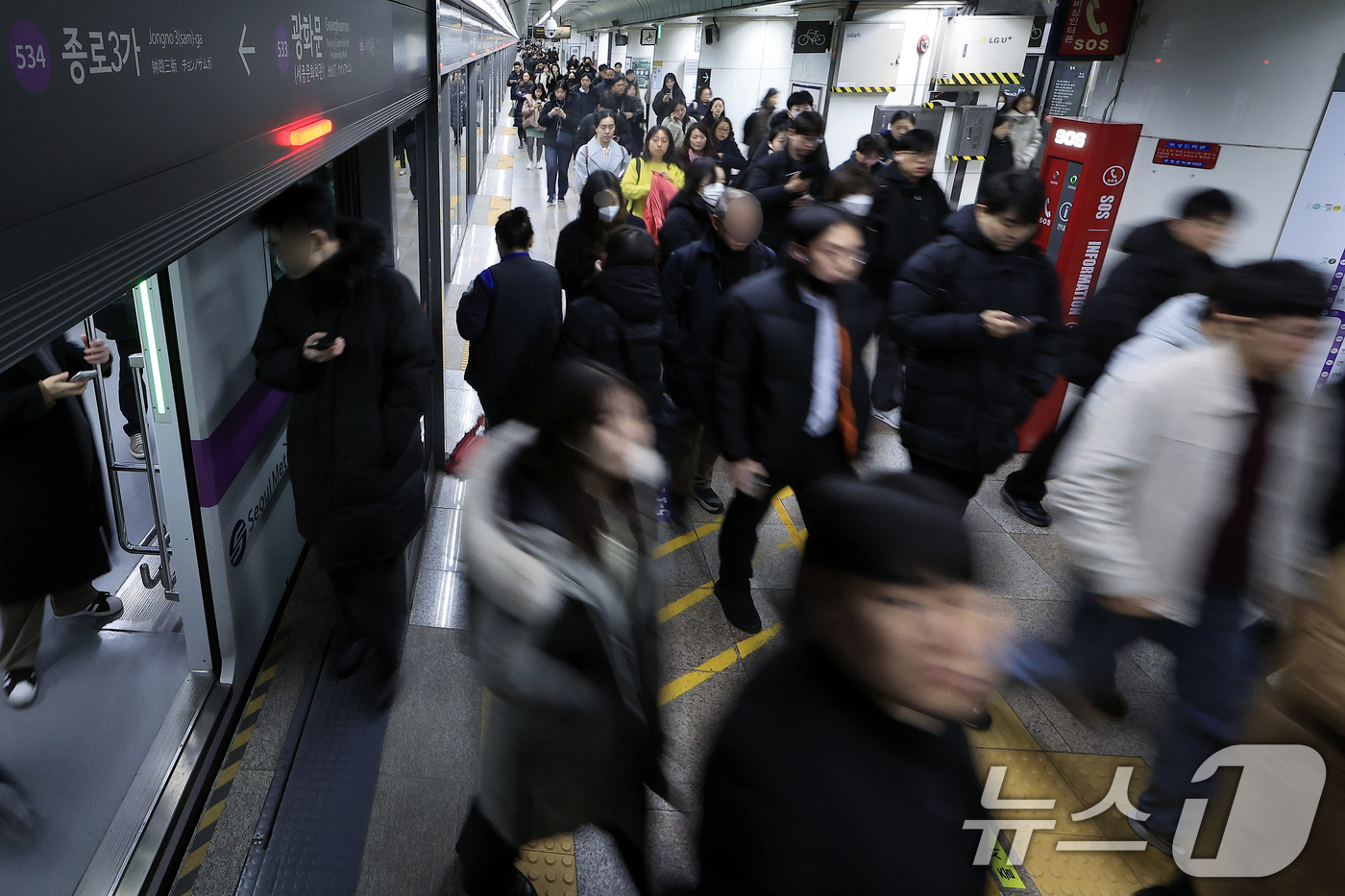 (서울=뉴스1) 박정호 기자 = 서울 지하철 1~8호선을 운영하는 서울교통공사 노사의 임금·단체협약(임단협) 협상이 극적 타결된 12일 오전 서울 지하철 5호선 광화문역에 도착한 …