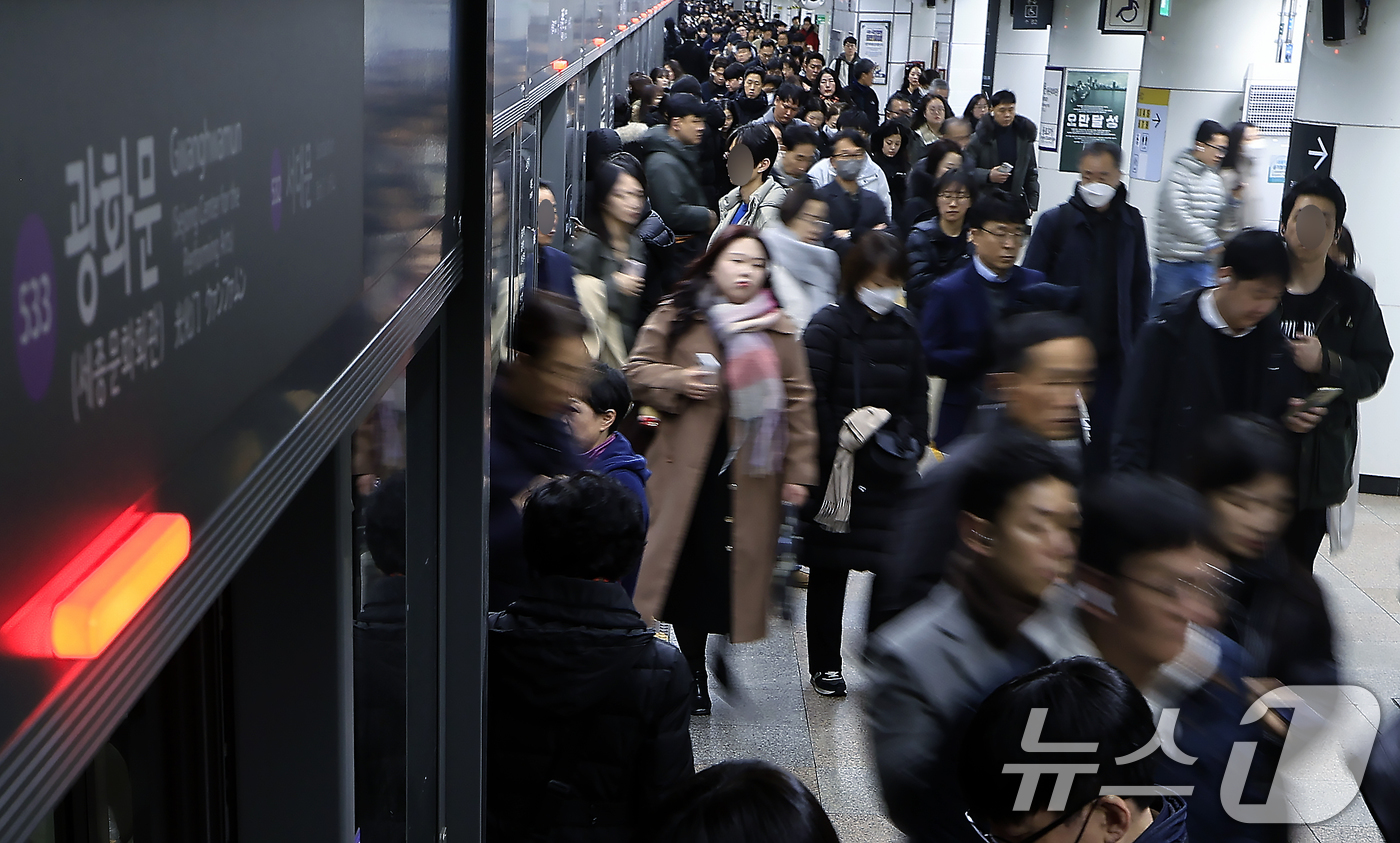 (서울=뉴스1) 박정호 기자 = 서울 지하철 1~8호선을 운영하는 서울교통공사 노사의 임금·단체협약(임단협) 협상이 극적 타결된 12일 오전 서울 지하철 5호선 광화문역에 도착한 …