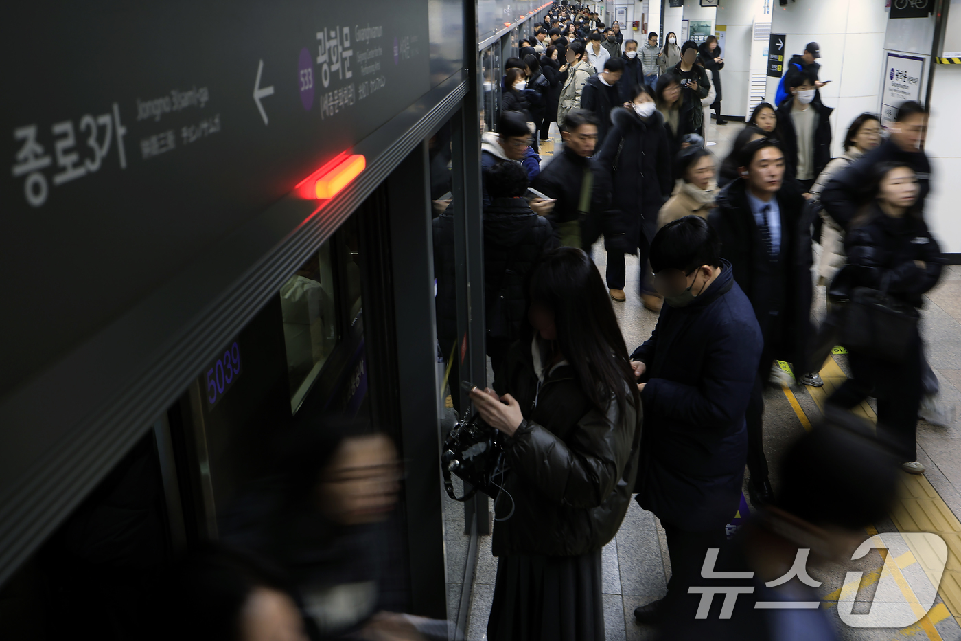 (서울=뉴스1) 박정호 기자 = 서울 지하철 1~8호선을 운영하는 서울교통공사 노사의 임금·단체협약(임단협) 협상이 극적 타결된 12일 오전 서울 지하철 5호선 광화문역에 도착한 …