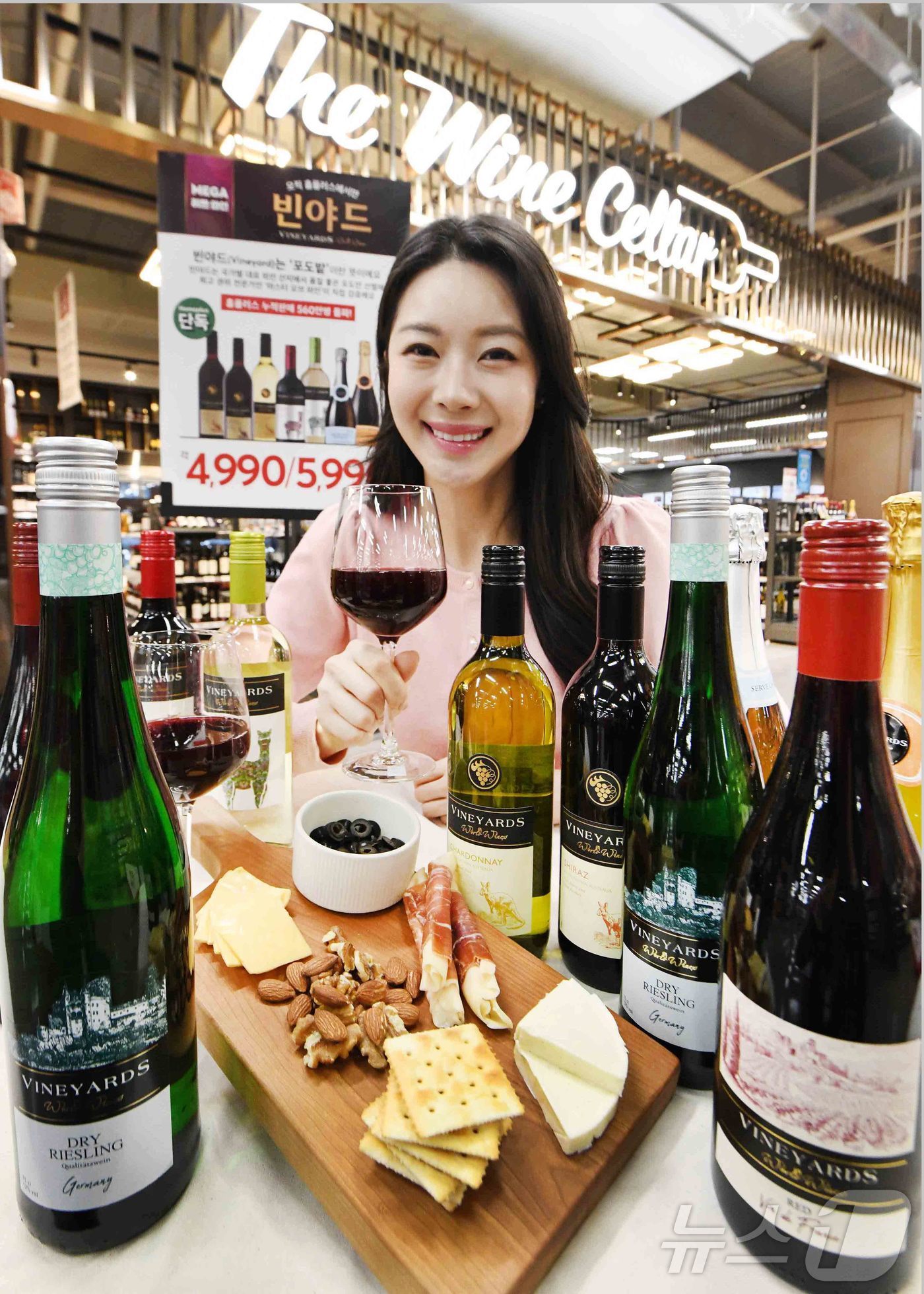 (서울=뉴스1) = 홈플러스가 대표 와인 브랜드 ‘빈야드’의 초가성비 전략을 앞세워 ‘와인 대중주화 프로젝트’에 박차를 가한다고 12일 밝혔다. 사진은 모델이 ‘홈플러스 메가 푸드 …