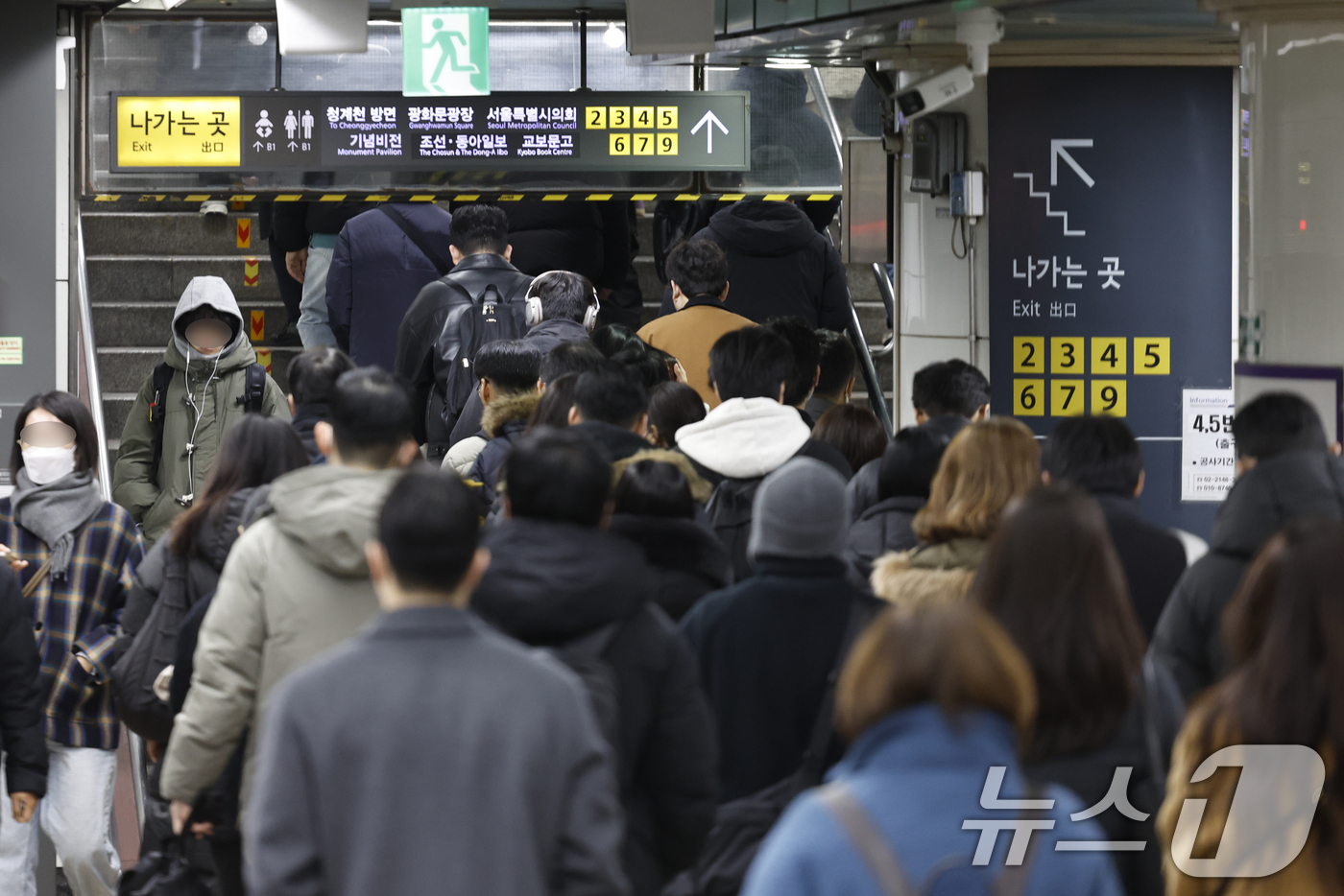 (서울=뉴스1) 박정호 기자 = 서울 지하철 1~8호선을 운영하는 서울교통공사 노사의 임금·단체협약(임단협) 협상이 극적 타결된 12일 오전 서울 지하철 5호선 광화문역에 도착한 …
