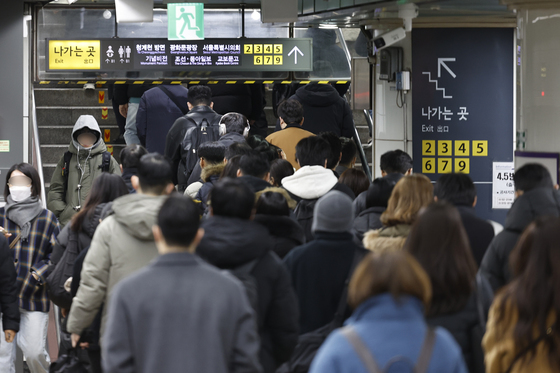 5호선 강동역 첫차 고장…지하철 운행 일부 지연