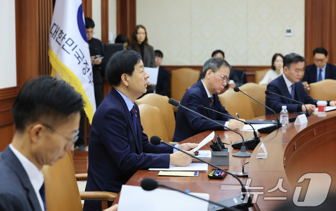 (서울=뉴스1) 임세영 기자 = 구윤철 경제부총리 겸 기획재정부 장관이 12일 서울 종로구 정부서울청사에서 열린 대외경제 장관회의에서 모두발언을 하고 있다. 2025.12.12/뉴 …