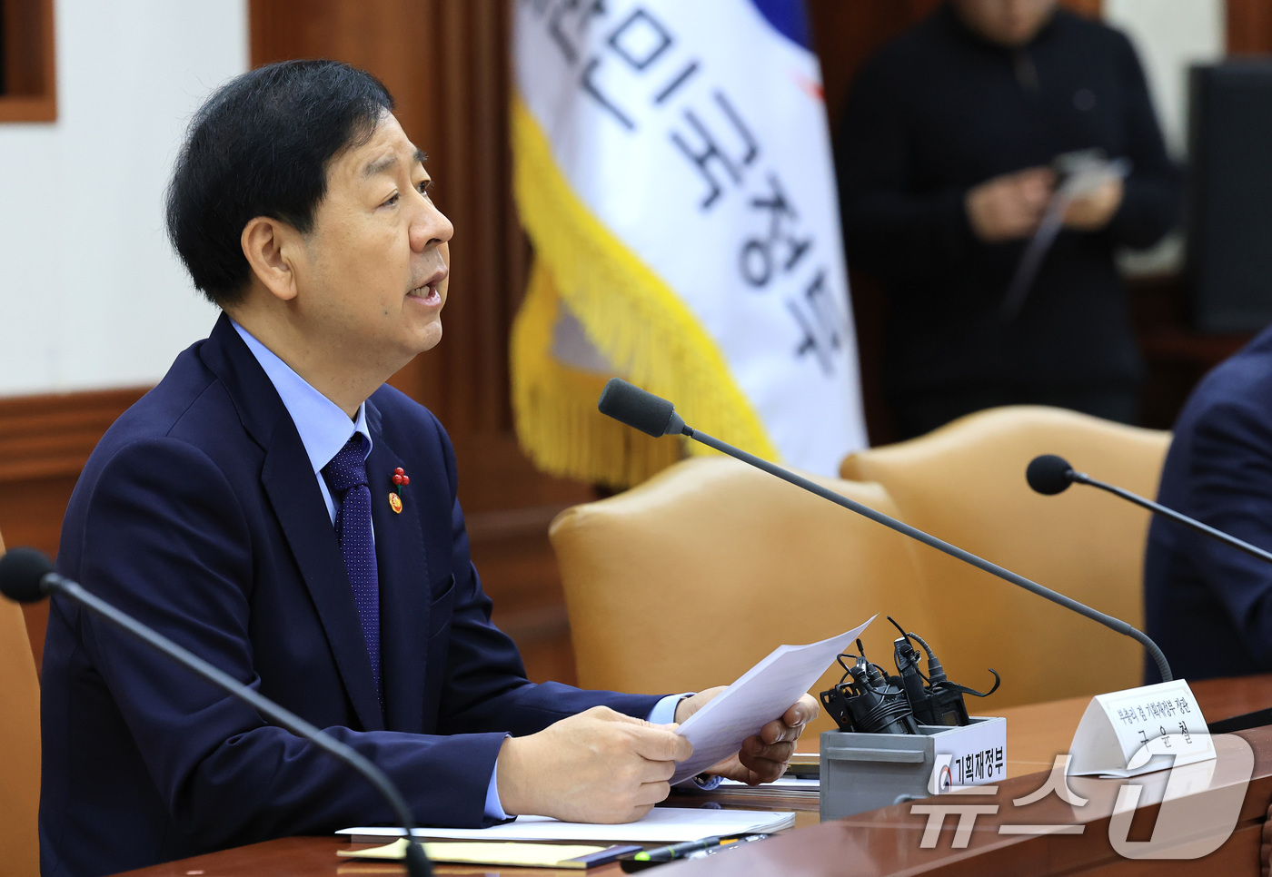 (서울=뉴스1) 임세영 기자 = 구윤철 경제부총리 겸 기획재정부 장관이 12일 서울 종로구 정부서울청사에서 열린 대외경제 장관회의에서 모두발언을 하고 있다. 2025.12.12/뉴 …