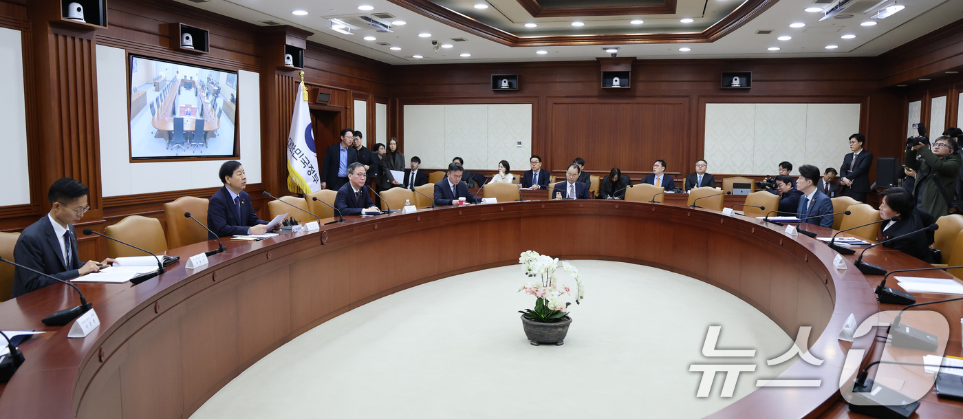 (서울=뉴스1) 임세영 기자 = 구윤철 경제부총리 겸 기획재정부 장관이 12일 서울 종로구 정부서울청사에서 열린 대외경제 장관회의에서 모두발언을 하고 있다. 2025.12.12/뉴 …