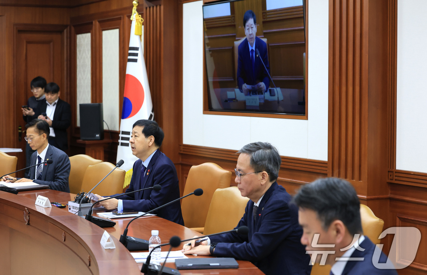 (서울=뉴스1) 임세영 기자 = 구윤철 경제부총리 겸 기획재정부 장관이 12일 서울 종로구 정부서울청사에서 열린 대외경제 장관회의에서 모두발언을 하고 있다. 2025.12.12/뉴 …