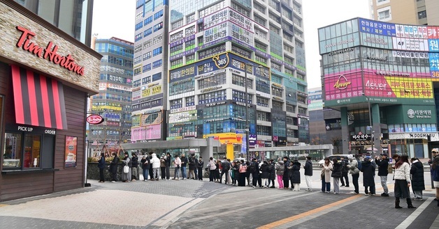 '빈티지 캐나다' 감성 담았다…팀홀튼, 하남미사역점 오픈런 행렬