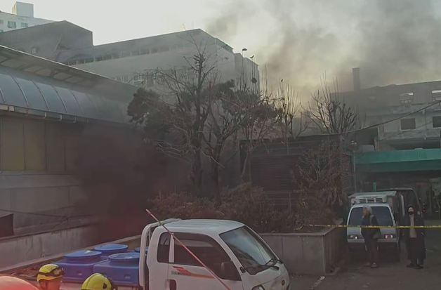 지하 2층 차량서 '화재'…위층 사우나 이용객들 긴급 탈출(종합)
