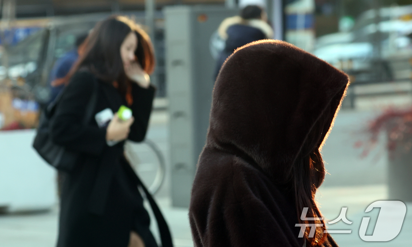 (서울=뉴스1) 김명섭 기자 = 12일 오전 전국 대부분 지역에서 기온이 큰 폭으로 낮아진 가운데 서울 광화문 네거리에서 시민들이 잔뜩 움츠린 채 이동하고 있다. 기상청은 이날 북 …