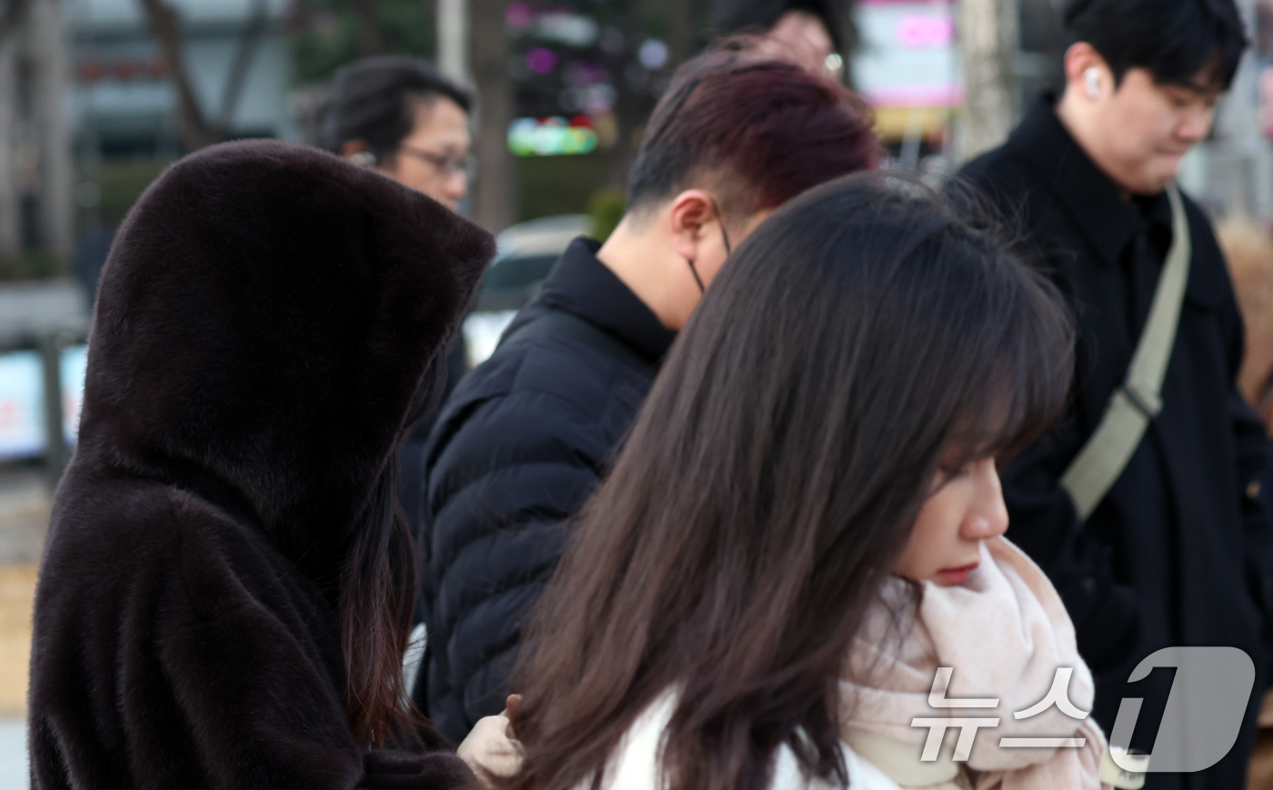 (서울=뉴스1) 김명섭 기자 = 12일 오전 전국 대부분 지역에서 기온이 큰 폭으로 낮아진 가운데 서울 광화문 네거리에서 시민들이 잔뜩 움츠린 채 이동하고 있다. 기상청은 이날 북 …