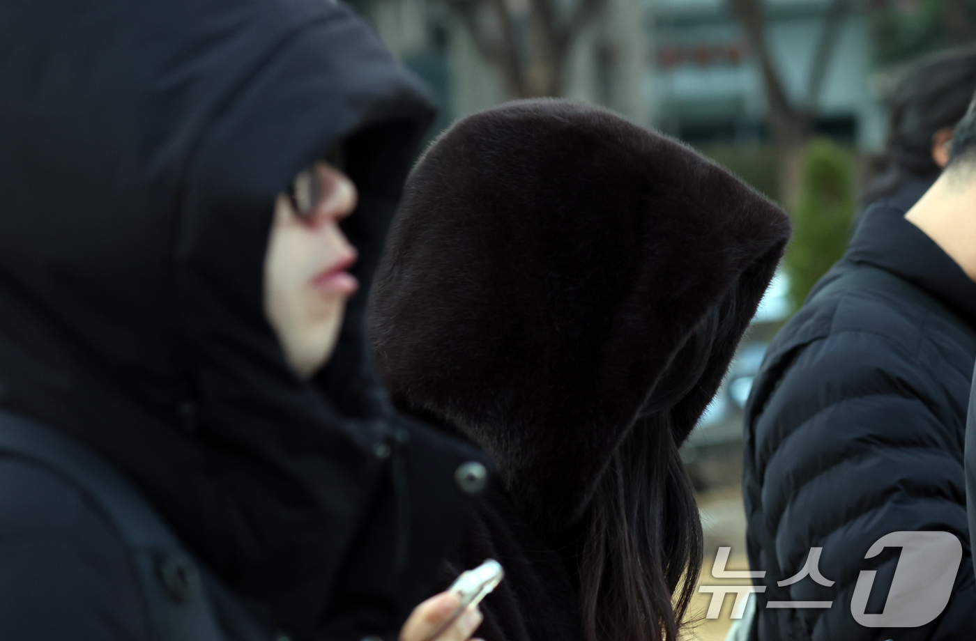 (서울=뉴스1) 김명섭 기자 = 12일 오전 전국 대부분 지역에서 기온이 큰 폭으로 낮아진 가운데 서울 광화문 네거리에서 시민들이 잔뜩 움츠린 채 이동하고 있다. 기상청은 이날 북 …