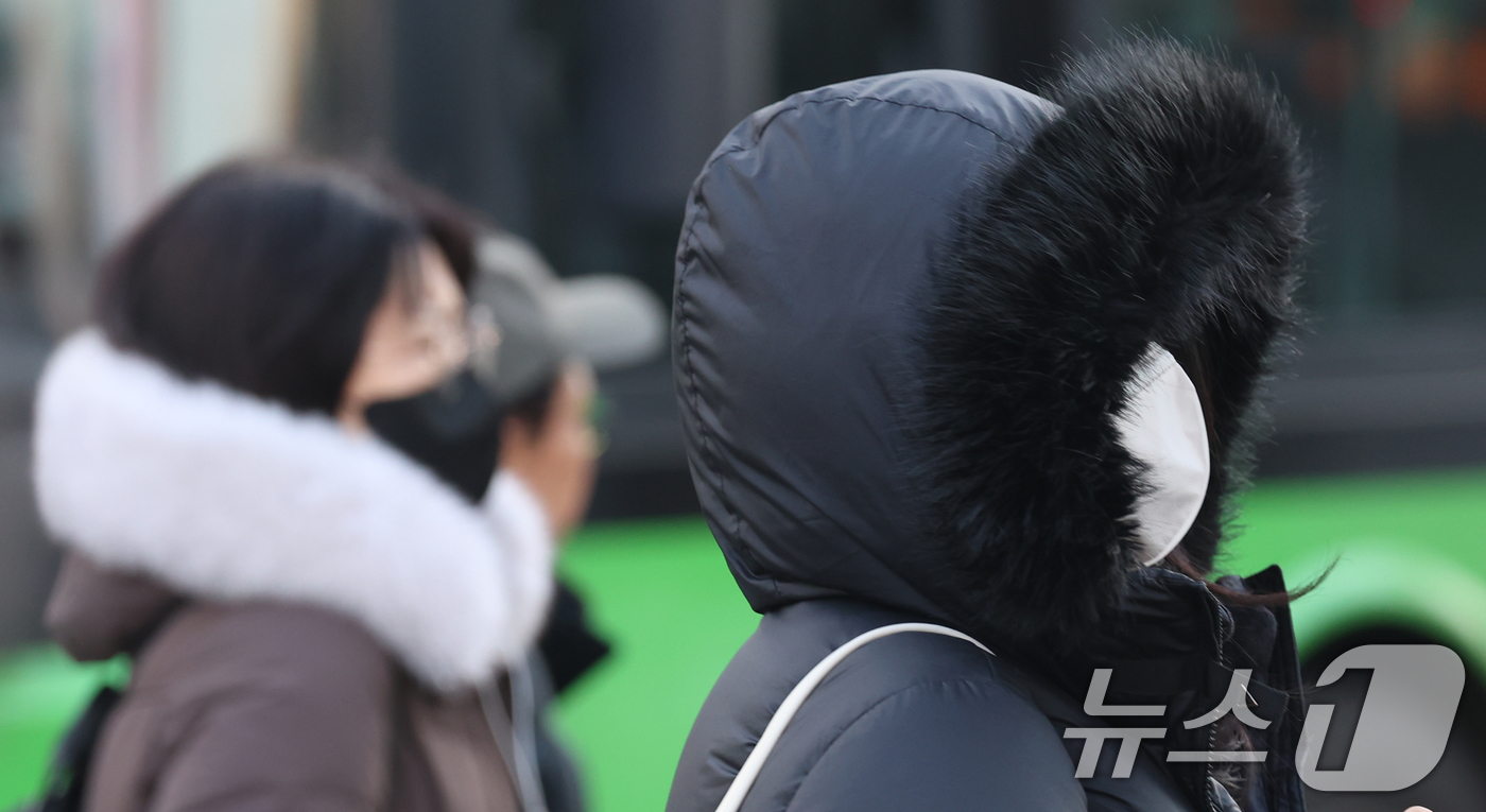 (서울=뉴스1) 김명섭 기자 = 12일 오전 전국 대부분 지역에서 기온이 큰 폭으로 낮아진 가운데 서울 광화문 네거리에서 시민들이 잔뜩 움츠린 채 이동하고 있다. 기상청은 이날 북 …