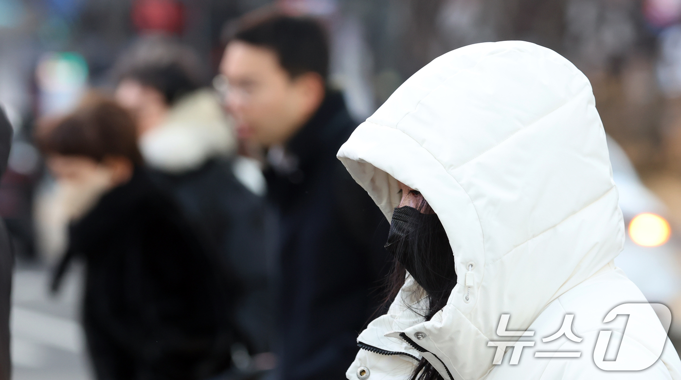 (서울=뉴스1) 김명섭 기자 = 12일 오전 전국 대부분 지역에서 기온이 큰 폭으로 낮아진 가운데 서울 광화문 네거리에서 시민들이 잔뜩 움츠린 채 이동하고 있다. 기상청은 이날 북 …