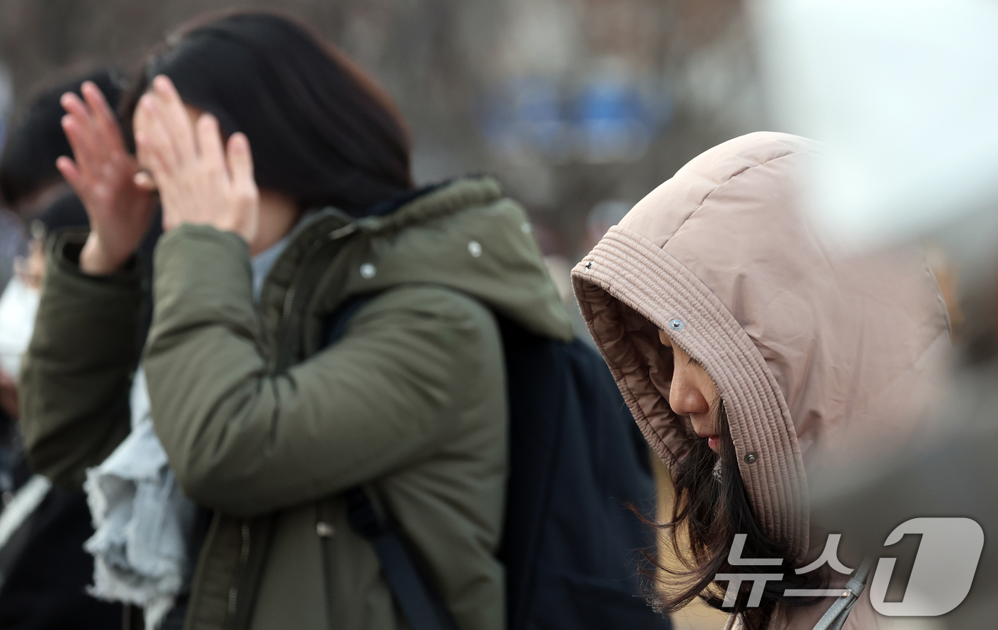 (서울=뉴스1) 김명섭 기자 = 12일 오전 전국 대부분 지역에서 기온이 큰 폭으로 낮아진 가운데 서울 광화문 네거리에서 시민들이 잔뜩 움츠린 채 이동하고 있다. 기상청은 이날 북 …