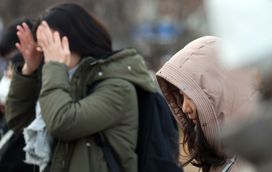 기온 급강하에 시민들 움츠려…서울 도심 한파주의보 체감