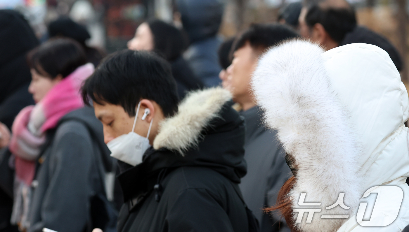 (서울=뉴스1) 김명섭 기자 = 12일 오전 전국 대부분 지역에서 기온이 큰 폭으로 낮아진 가운데 서울 광화문 네거리에서 시민들이 잔뜩 움츠린 채 이동하고 있다. 기상청은 이날 북 …