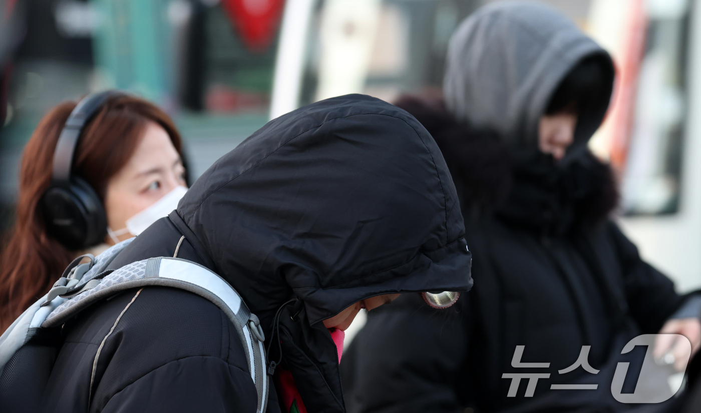 (서울=뉴스1) 김명섭 기자 = 12일 오전 전국 대부분 지역에서 기온이 큰 폭으로 낮아진 가운데 서울 광화문 네거리에서 시민들이 잔뜩 움츠린 채 이동하고 있다. 기상청은 이날 북 …
