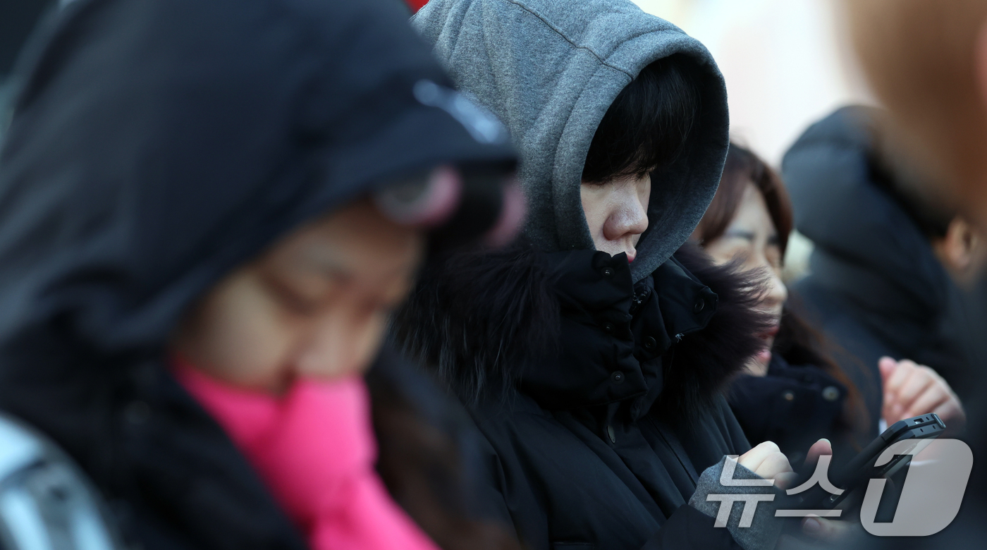 (서울=뉴스1) 김명섭 기자 = 12일 오전 전국 대부분 지역에서 기온이 큰 폭으로 낮아진 가운데 서울 광화문 네거리에서 시민들이 잔뜩 움츠린 채 이동하고 있다. 기상청은 이날 북 …