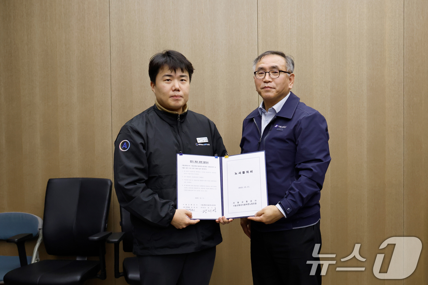 (서울=뉴스1) 이호윤 기자 = 송시영 서울교통공사올바른노조 위원장(왼쪽)과 한영희 서울교통공사 기획본부장(사장 직무대행)이 12일 오전 서울 성동구 서울교통공사 본사에서 임금·단 …