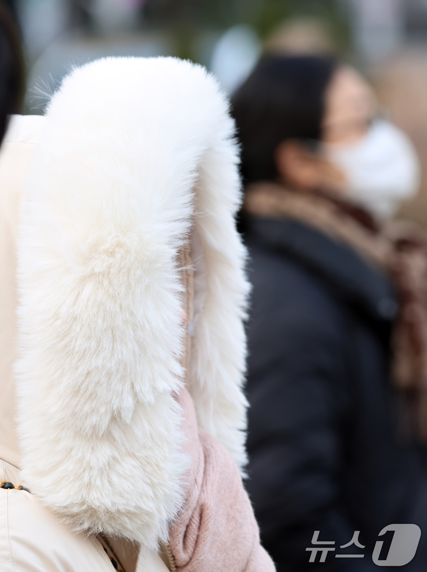 (서울=뉴스1) 김명섭 기자 = 12일 오전 전국 대부분 지역에서 기온이 큰 폭으로 낮아진 가운데 서울 광화문 네거리에서 시민들이 잔뜩 움츠린 채 이동하고 있다. 기상청은 이날 북 …