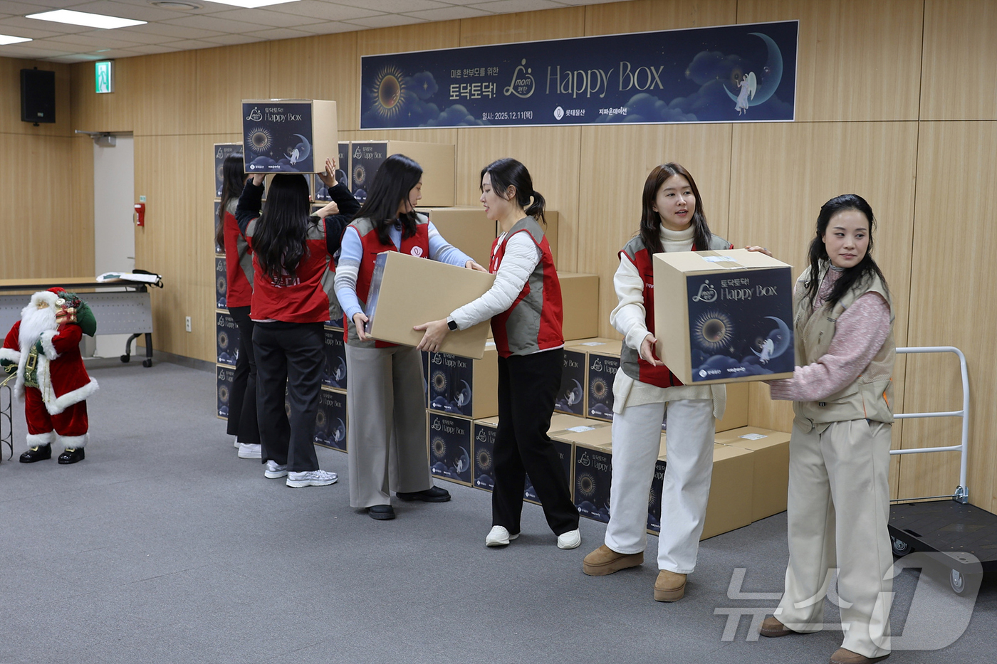 (서울=뉴스1) = 롯데물산이 ‘2025 토닥토닥! mom편한 해피박스’ 사회공헌 프로그램을 통해 서울시 내 영유아를 양육하는 미혼한부모 100가정을 지원한다고 12일 밝혔다. 사 …