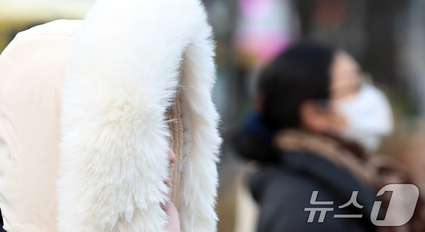 (서울=뉴스1) 김명섭 기자 = 12일 오전 전국 대부분 지역에서 기온이 큰 폭으로 낮아진 가운데 서울 광화문 네거리에서 시민들이 잔뜩 움츠린 채 이동하고 있다. 기상청은 이날 북 …