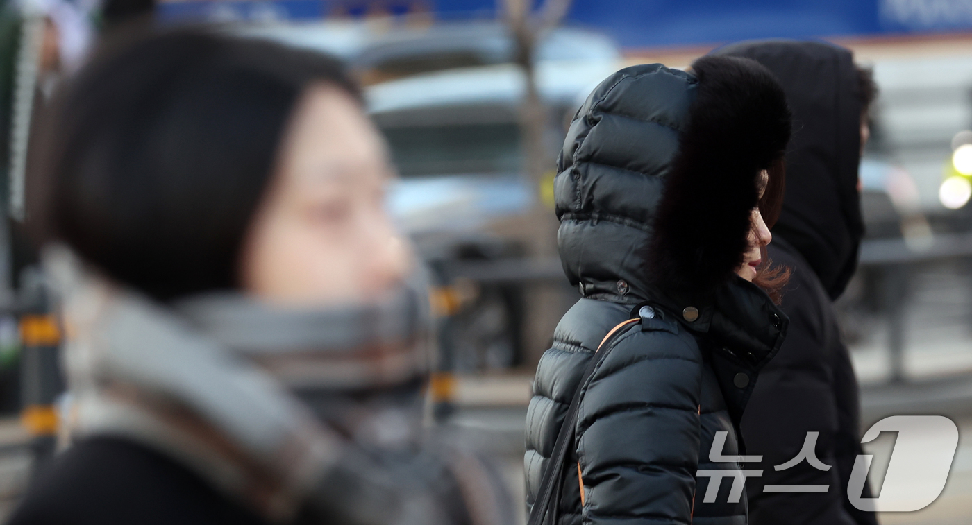 (서울=뉴스1) 김명섭 기자 = 12일 오전 전국 대부분 지역에서 기온이 큰 폭으로 낮아진 가운데 서울 광화문 네거리에서 시민들이 잔뜩 움츠린 채 이동하고 있다. 기상청은 이날 북 …