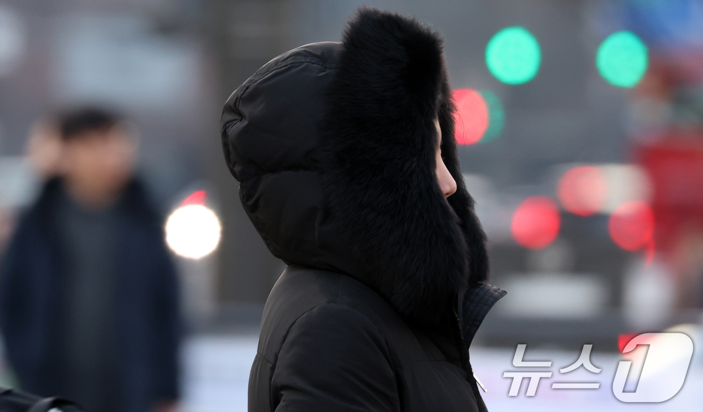 (서울=뉴스1) 김명섭 기자 = 12일 오전 전국 대부분 지역에서 기온이 큰 폭으로 낮아진 가운데 서울 광화문 네거리에서 시민들이 잔뜩 움츠린 채 이동하고 있다. 기상청은 이날 북 …