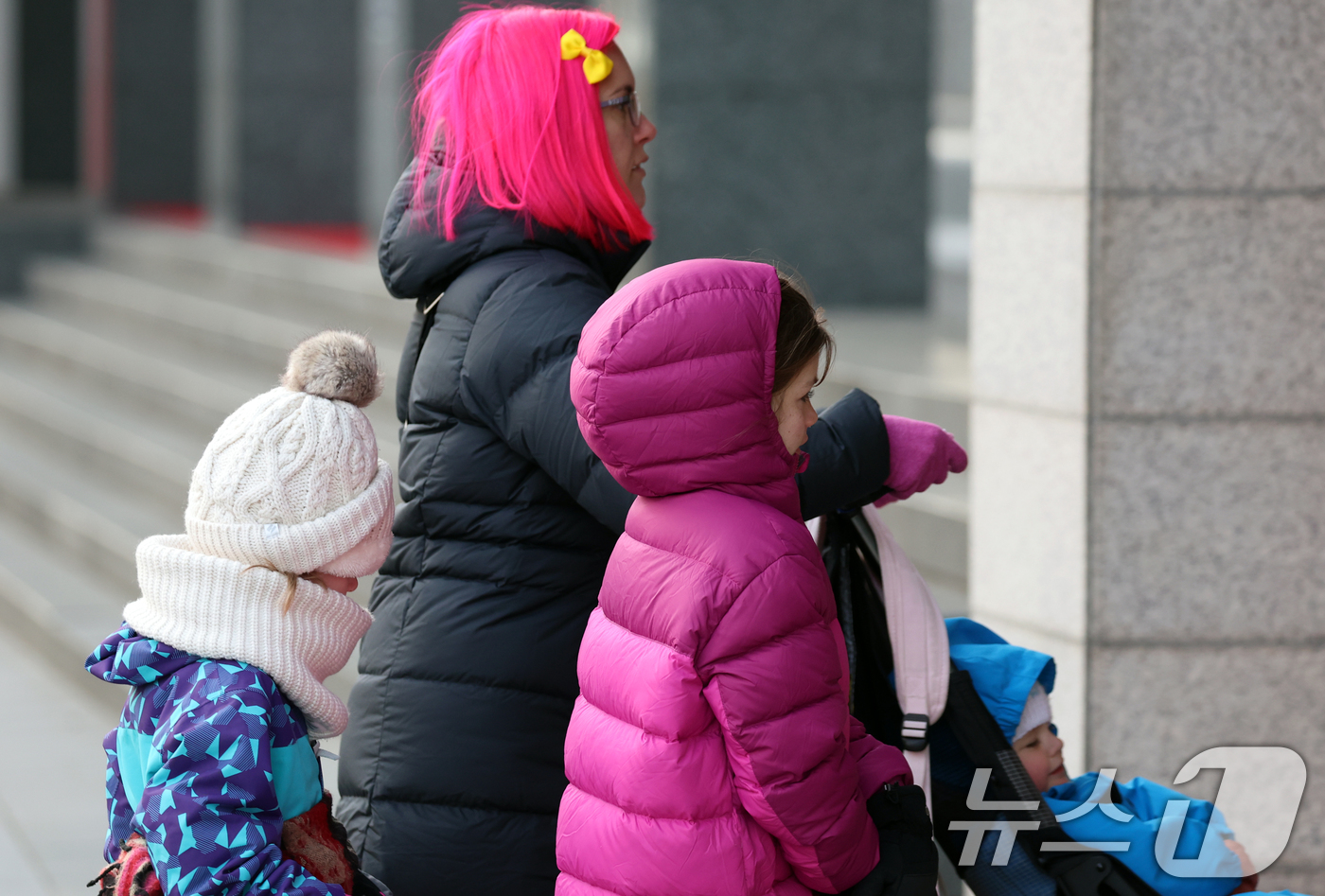 (서울=뉴스1) 김명섭 기자 = 12일 오전 전국 대부분 지역에서 기온이 큰 폭으로 낮아진 가운데 서울 광화문 네거리에서 외국인 관광객들이 잔뜩 움츠린 채 이동하고 있다. 기상청은 …