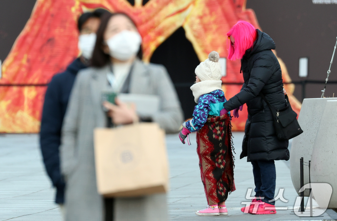 (서울=뉴스1) 김명섭 기자 = 12일 오전 전국 대부분 지역에서 기온이 큰 폭으로 낮아진 가운데 서울 광화문 네거리에서 외국인 관광객들이 잔뜩 움츠린 채 이동하고 있다. 기상청은 …
