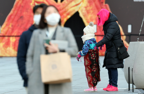 한국 추위 실감하는 외국인 관광객들