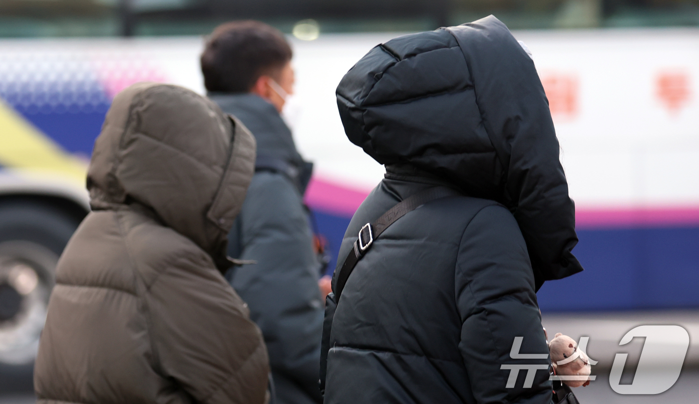 (서울=뉴스1) 김명섭 기자 = 12일 오전 전국 대부분 지역에서 기온이 큰 폭으로 낮아진 가운데 서울 광화문 네거리에서 외국인 관광객들이 잔뜩 움츠린 채 이동하고 있다. 기상청은 …