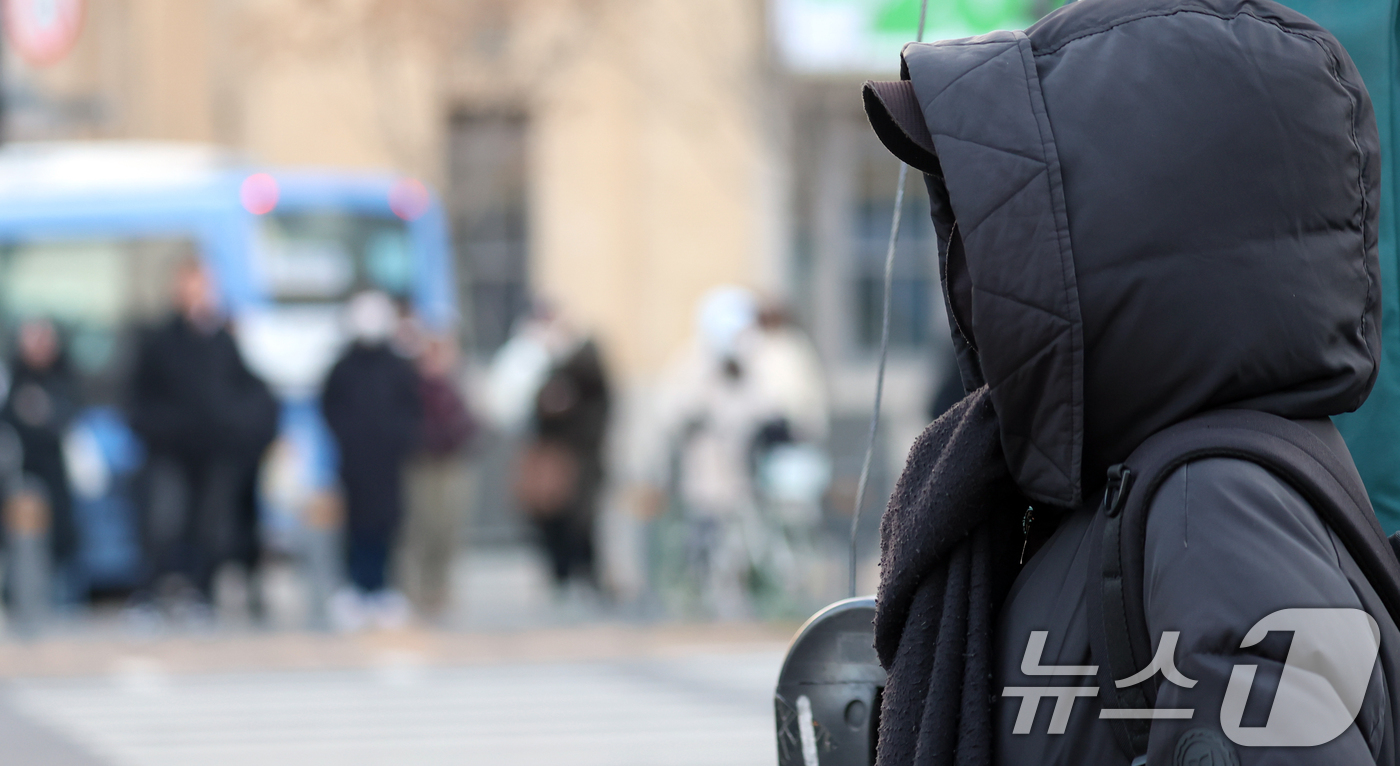 (서울=뉴스1) 김명섭 기자 = 12일 오전 전국 대부분 지역에서 기온이 큰 폭으로 낮아진 가운데 서울 광화문 네거리에서 시민들이 잔뜩 움츠린 채 이동하고 있다. 기상청은 이날 북 …