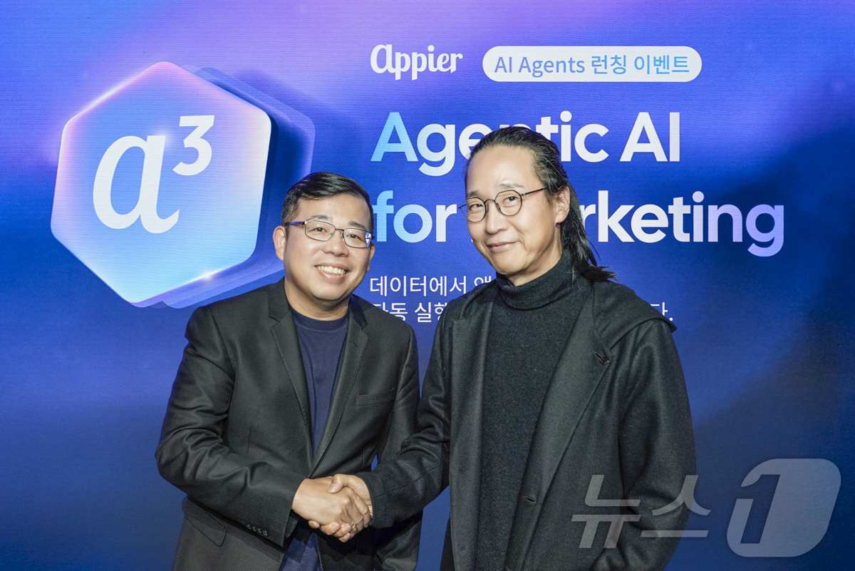 (서울=뉴스1) = 치안 위 애피어 공동설립자 겸 CEO가 지난 11일 서울 강남 성암아트홀에서 열린 'AI 에이전트 로드쇼'에서 송길영 작가와 기념 촬영을 하고 있다. (애피어 …