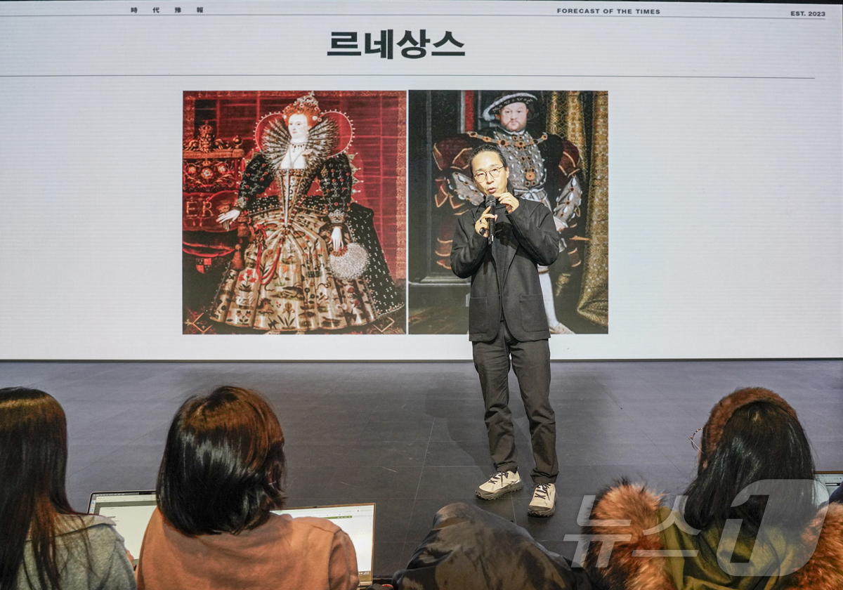 (서울=뉴스1) = 애피어가 지난 11일 서울 강남 성암아트홀에서 열린 'AI 에이전트 로드쇼'를 성황리에 마무리했다고 12일 밝혔다. 사진은 이날 기조연설을 하는 송길영 작가의 …