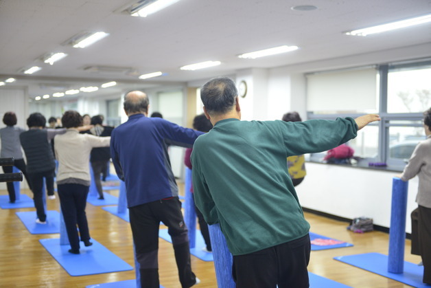 '건강지수' 대구 1위 수성구…보건소 요가교실에 주민 북적