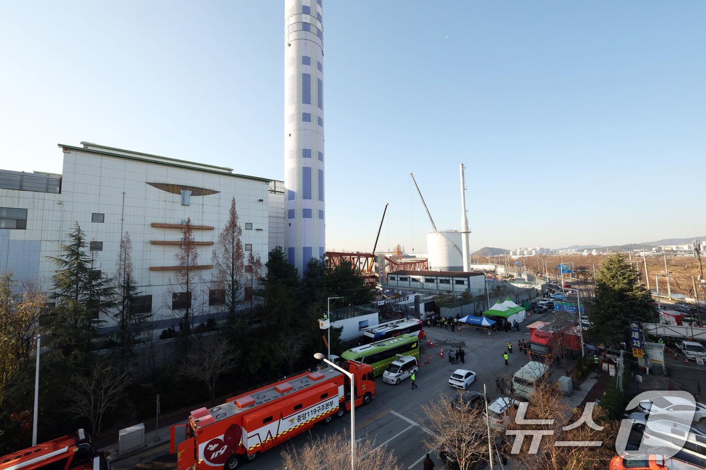 본문 이미지 - 12일 오전 광주 서구 치평동(상무지구)의 광주대표도서관 공사 현장에서 레미콘 타설 중 붕괴 사고로 매몰된 작업자 2명에 대해 이틀째 수색작업을 진행하고 있다. 2025.12.12/뉴스1 ⓒ News1 박지현 기자