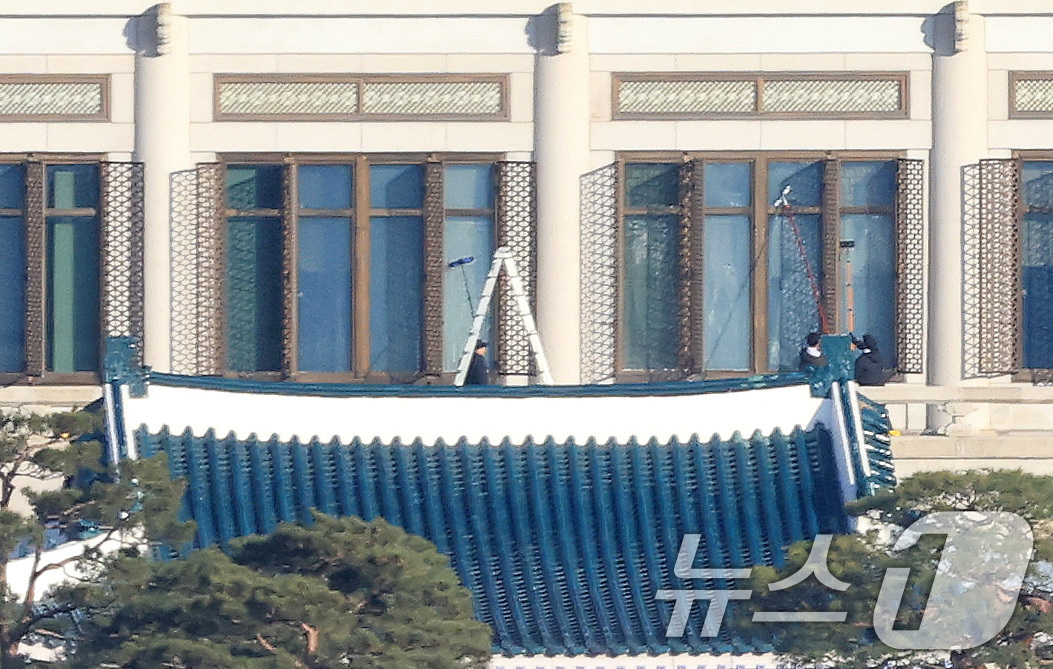 (서울=뉴스1) 임세영 기자 = 대통령실이 용산 대통령 집무실을 청와대로 옮기는 작업을 본격적으로 시작한 가운데 12일 청와대 본관에서 작업자들이 유리창 청소를 하고 있다. 202 …