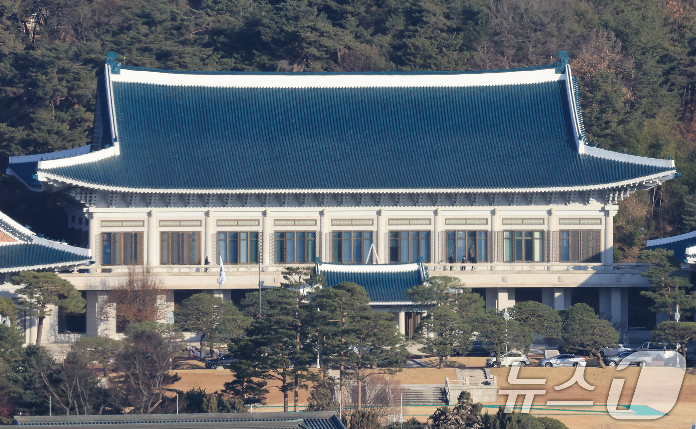 (서울=뉴스1) 임세영 기자 = 대통령실이 용산 대통령 집무실을 청와대로 옮기는 작업을 본격적으로 시작한 가운데 12일 청와대 본관에서 작업자들이 유리창 청소를 하고 있다. 202 …