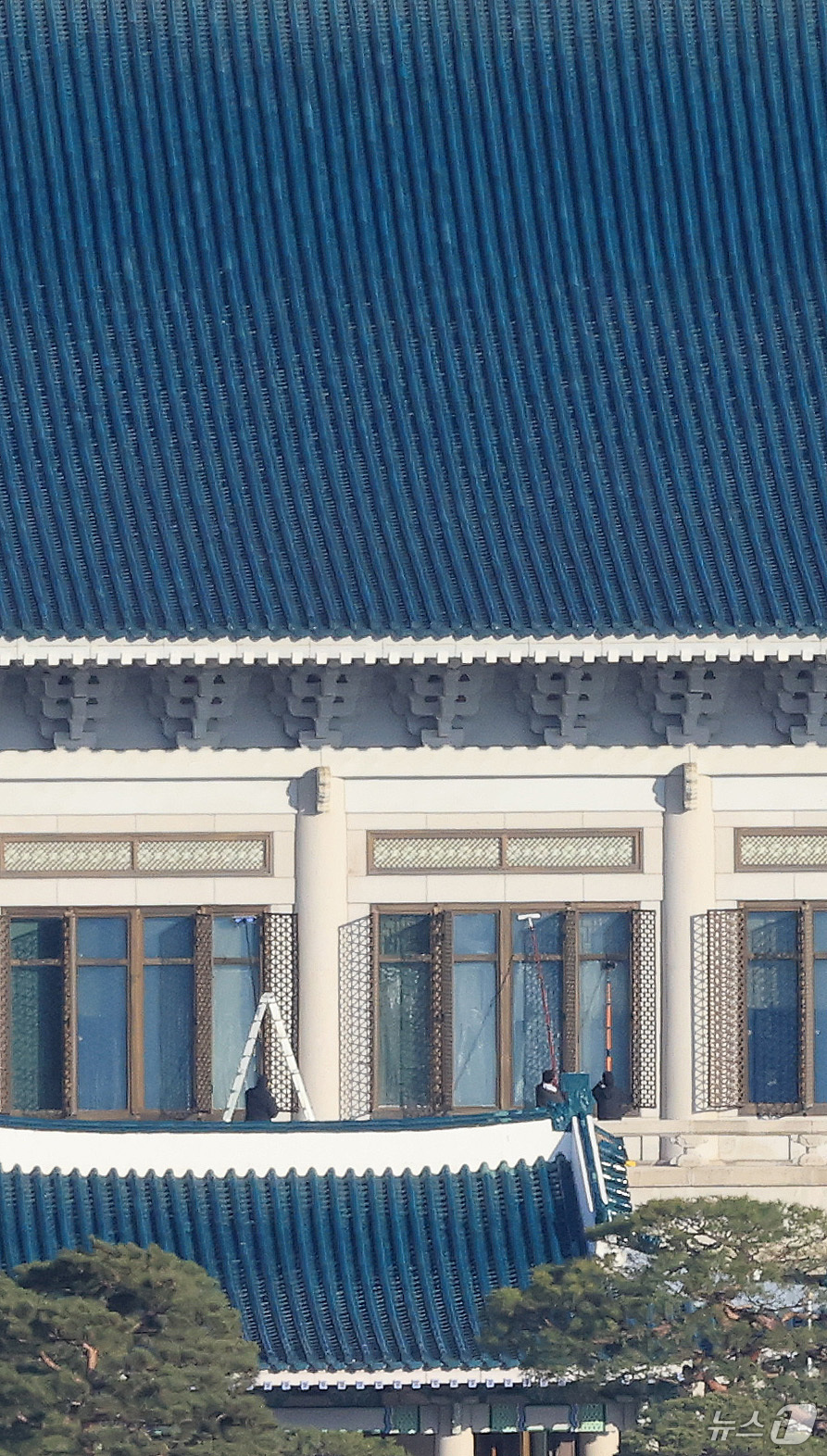 (서울=뉴스1) 임세영 기자 = 대통령실이 용산 대통령 집무실을 청와대로 옮기는 작업을 본격적으로 시작한 가운데 12일 청와대 본관에서 작업자들이 유리창 청소를 하고 있다. 202 …