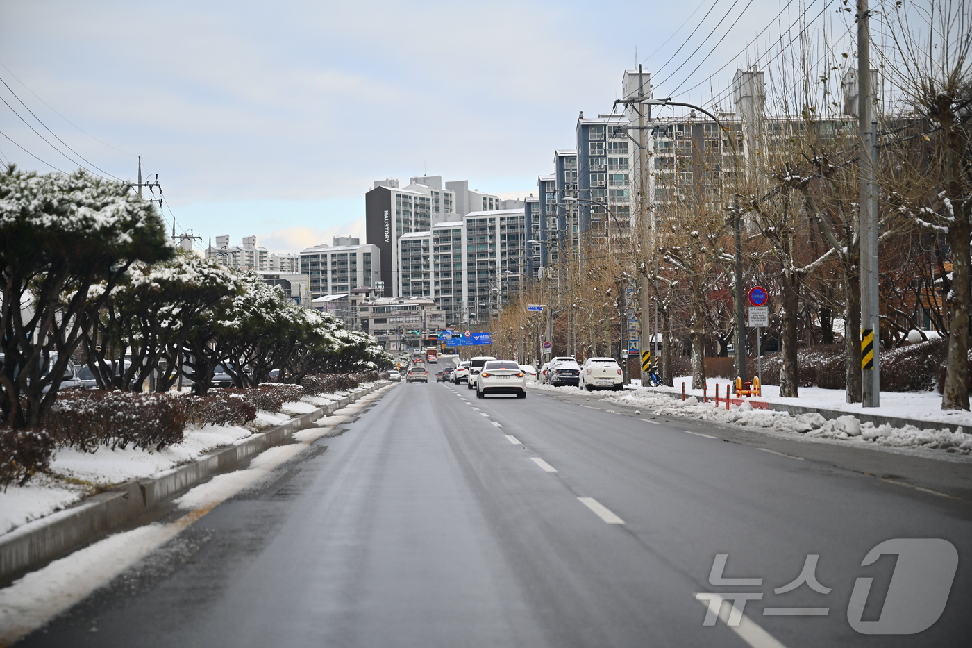 (속초=뉴스1) 한귀섭 기자 = 밤사이 강원 속초에 최대 5.4㎝의 눈이 내린 가운데 12일 속초시가 도로 제설 작업을 조기에 완료하자 출근길 원활한 교통 흐름을 보이고 있다.(속 …
