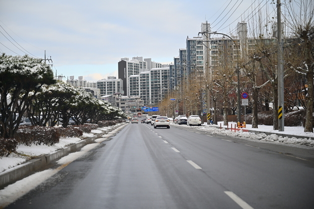 최저 -6도…"눈·비에 빙판길 조심하세요"[오늘날씨]