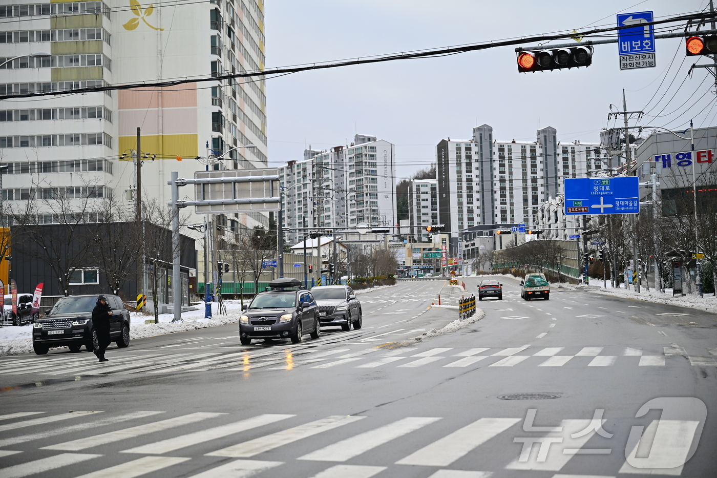 (속초=뉴스1) 한귀섭 기자 = 밤사이 강원 속초에 최대 5.4㎝의 눈이 내린 가운데 12일 속초시가 도로 제설 작업을 조기에 완료하자 출근길 원활한 교통 흐름을 보이고 있다.(속 …