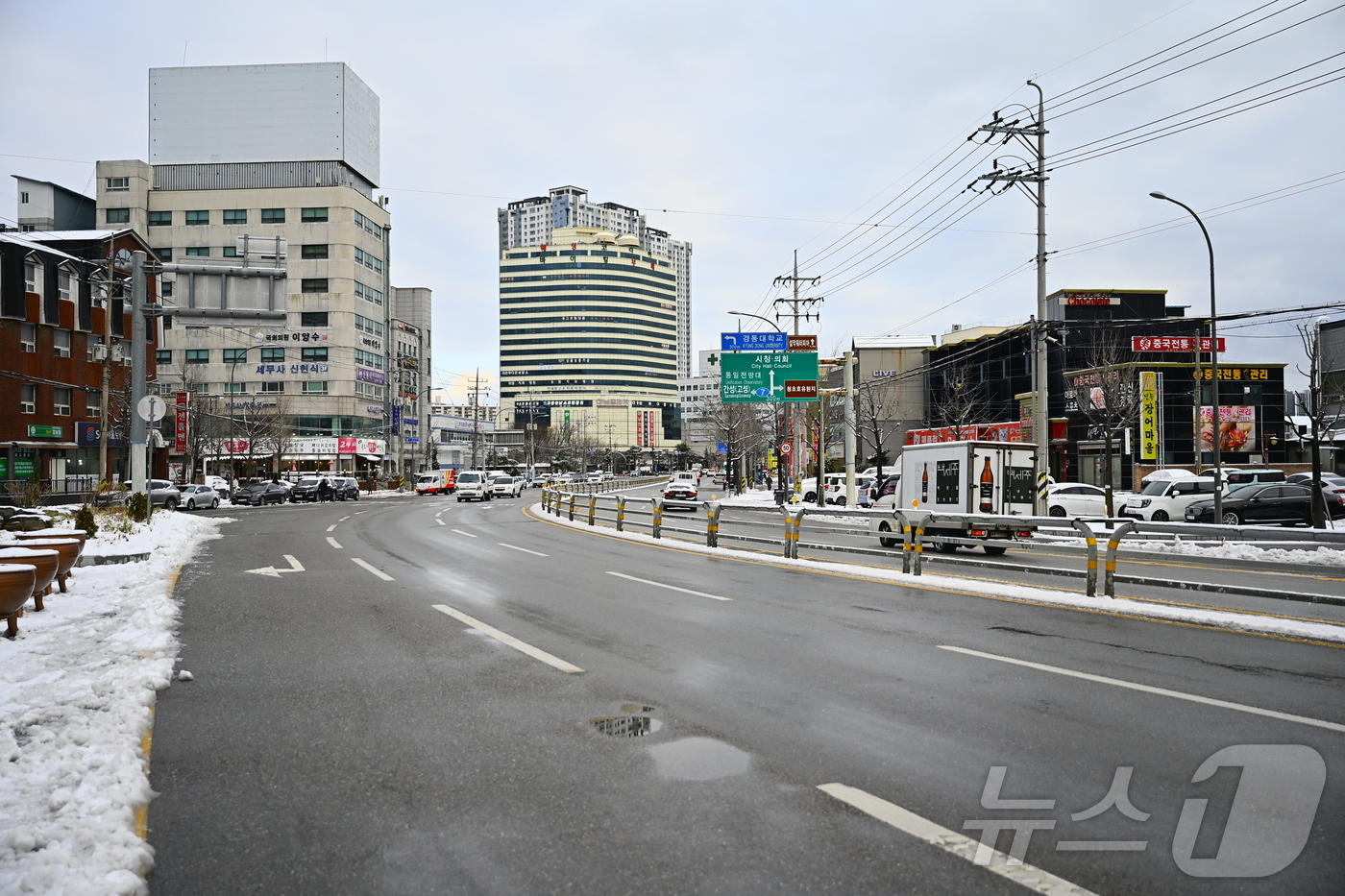 (속초=뉴스1) 한귀섭 기자 = 밤사이 강원 속초에 최대 5.4㎝의 눈이 내린 가운데 12일 속초시가 도로 제설 작업을 조기에 완료하자 출근길 원활한 교통 흐름을 보이고 있다.(속 …